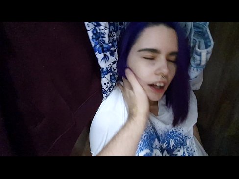 ❤️ 在衣柜里发现我的妹妹并帮助她射精 ❤️ Porn video﹏﹏