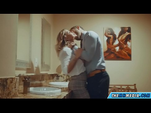 ❤️ 当一个胸大无脑的金发女郎在公共厕所里勾引你时 ❤️ Porn video﹏﹏